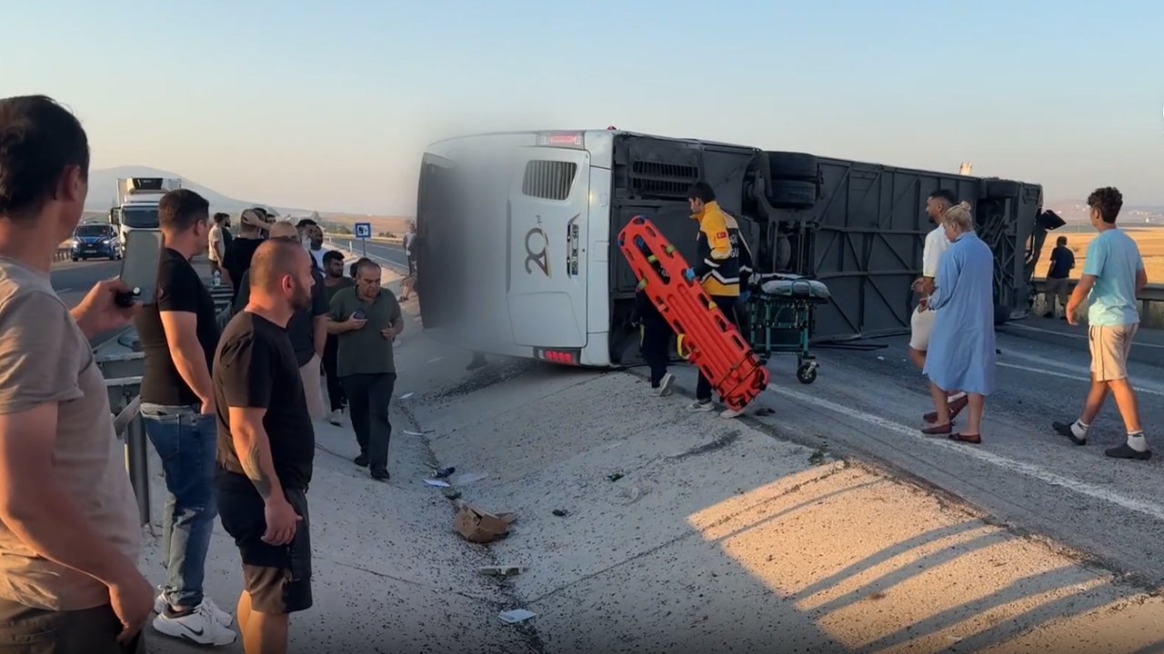 Kütahya'da yolcu otobüsü bariyerlere çarpıp devrildi! Çok sayıda yaralı var