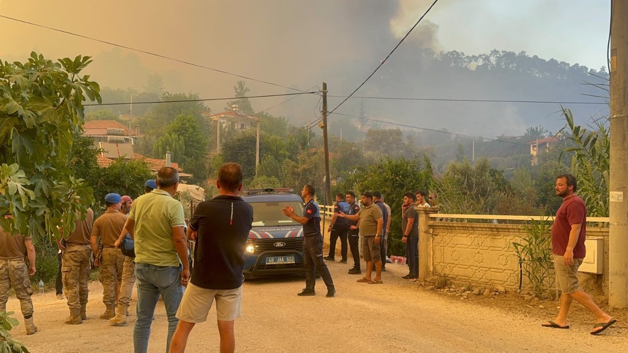 Muğla'da orman yangını! 1 mahalle tahliye edildi, alevler saatlerdir söndürülemedi