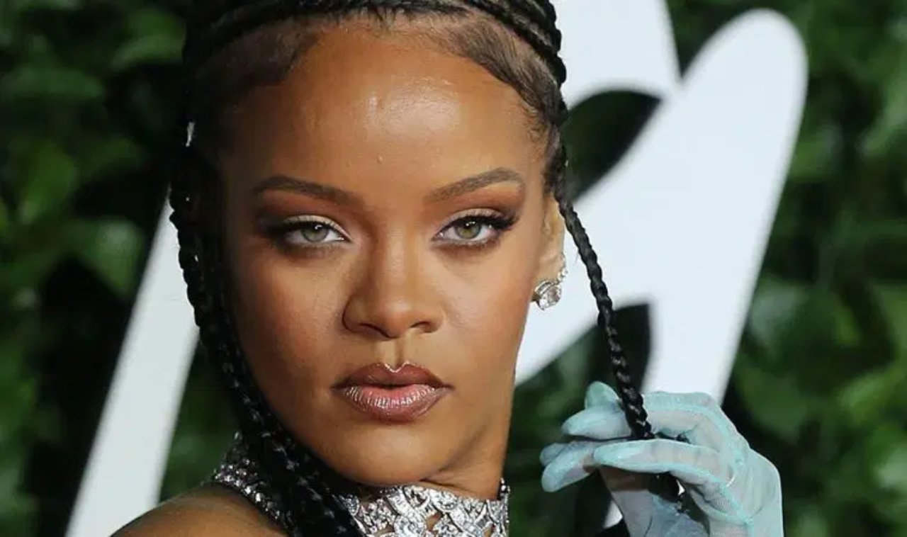 Rihanna'dan Ankara sürprizi! Takip edip saniyeler sonra sildi!