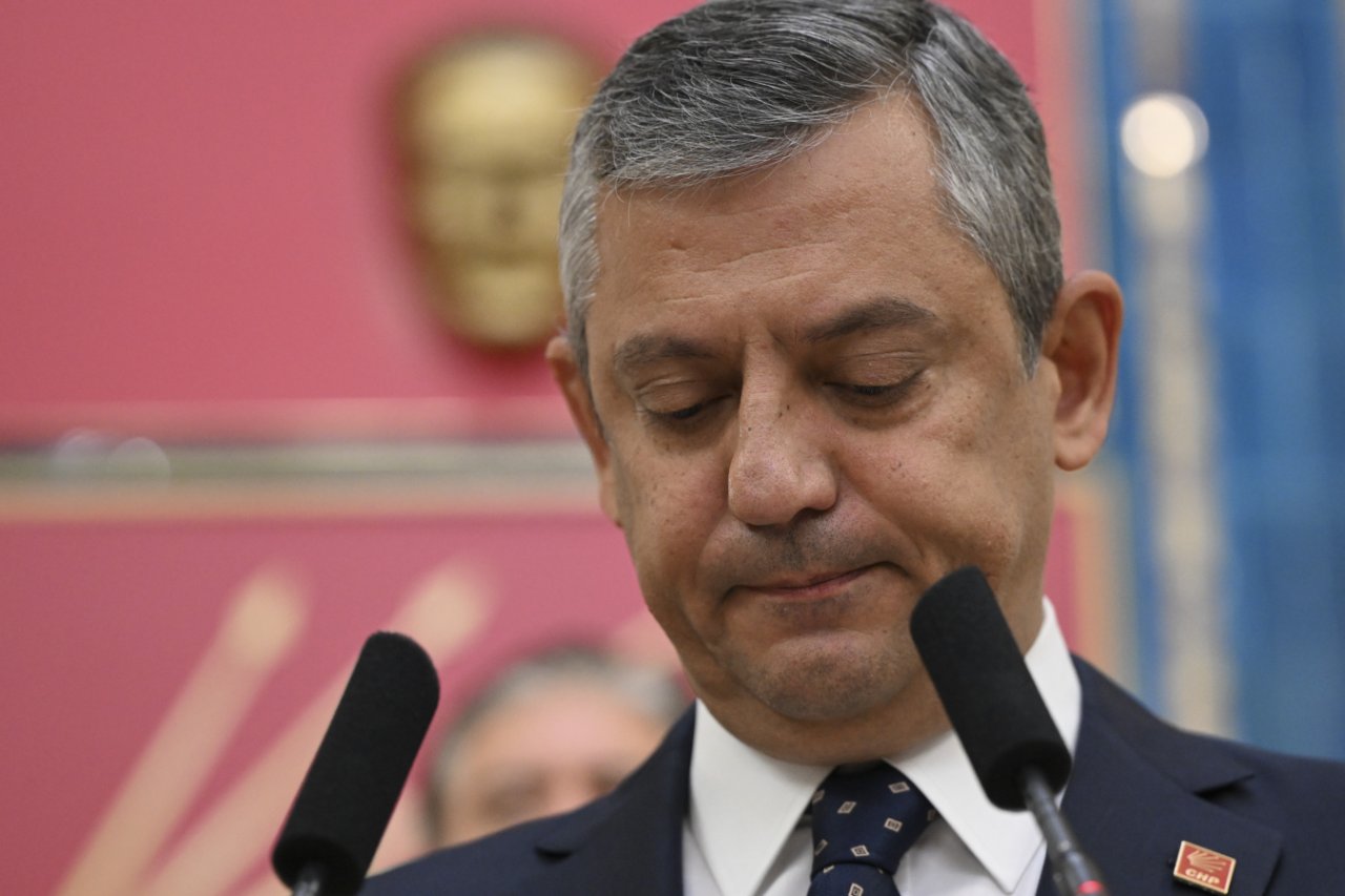 Yeni partiyi duyurdu, CHP resmen bölündü! Özgür Özel son defa kürsüye çıkarak veda etti