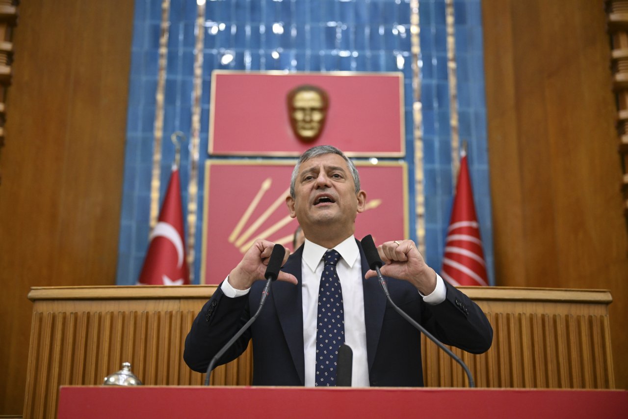 Yeni partiyi duyurdu, CHP resmen bölündü! Özgür Özel son defa kürsüye çıkarak veda etti