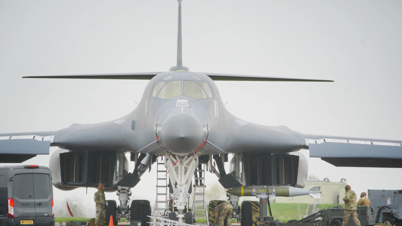 ABD İrana karşı yeni kozunu oynadı! B-1ler kalktı, CIA o ülkeyi kıskaca aldı!