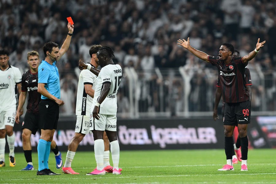 Beşiktaş'ta sakatlık: Oyuna devam edemedi