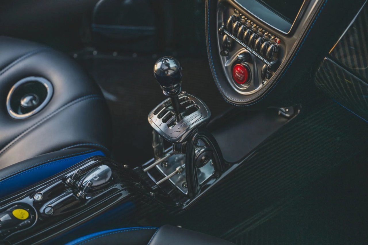 Dünyanın tek manuel Pagani Huayra Roadster'ı açık artırmaya çıkıyor