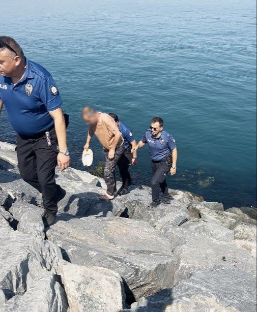 İntihara kalkıştı, ikna edildiği an denize düştü