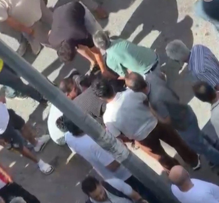 İstanbulda sokak ortasında silahlı saldırı! 2 kişiyi hedef aldılar