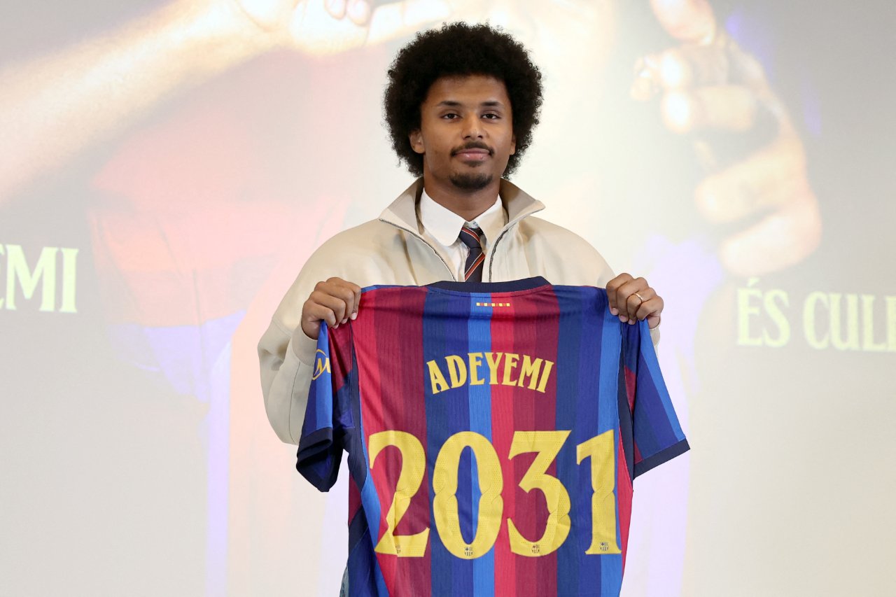 Karim Adeyemi, imza töreninde Barcelona formasıyla poz verdi.