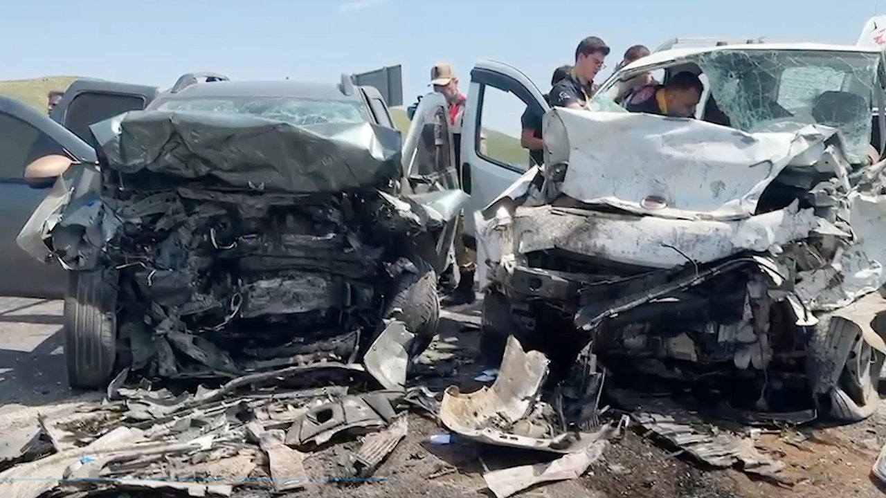 Katliam gibi kaza! Araçlar çarpıştı, 4 kişi hayatını kaybetti
