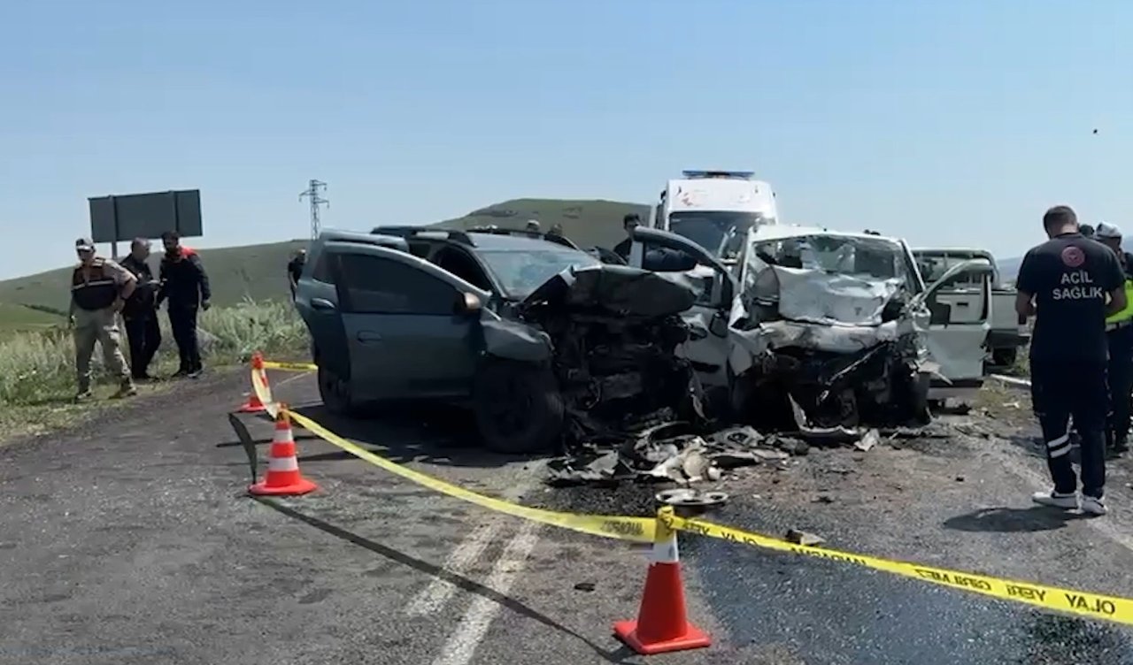 Katliam gibi kaza! Araçlar çarpıştı, 4 kişi hayatını kaybetti