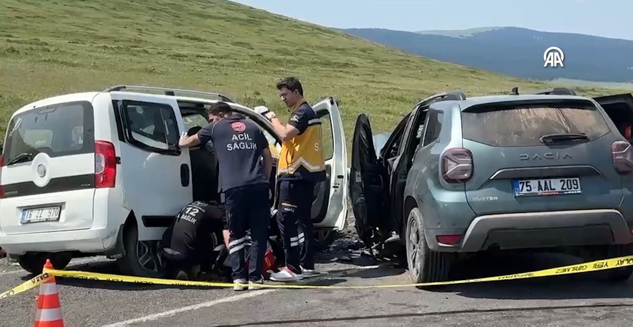 Katliam gibi kaza! Araçlar çarpıştı, 4 kişi hayatını kaybetti