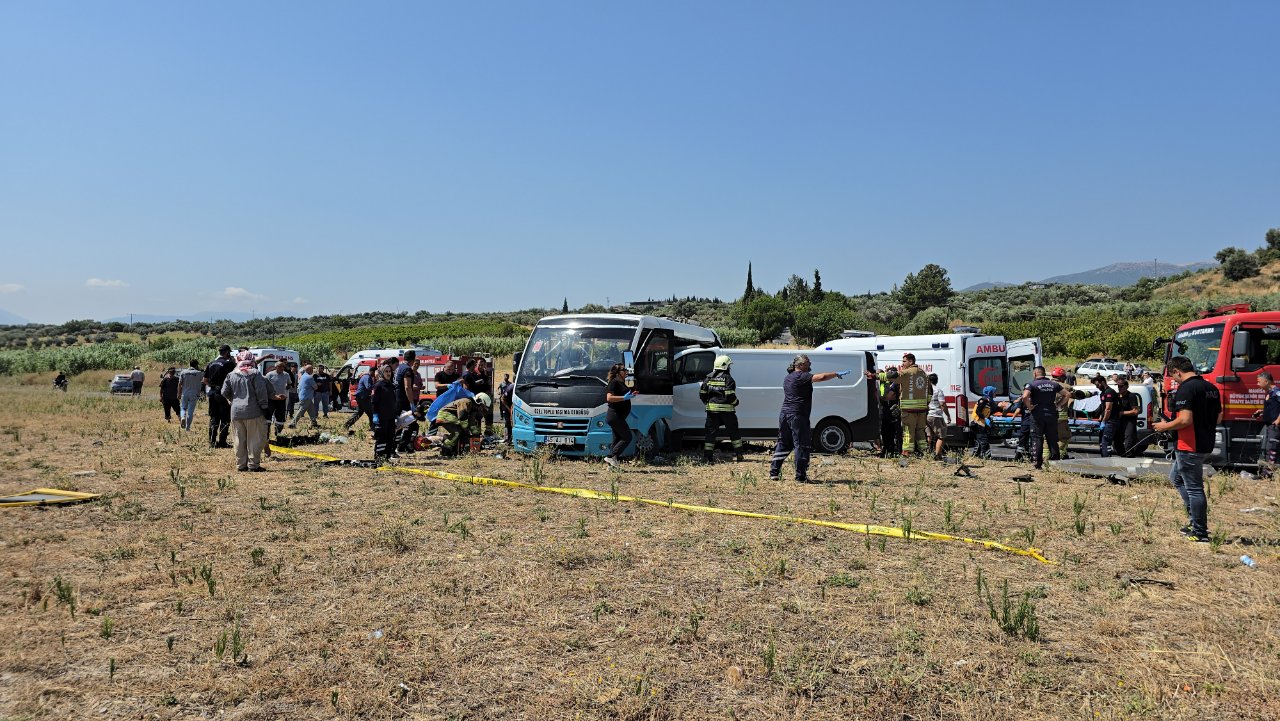 Manisa'da midibüsle panelvan çarpıştı: 1 ölü, 10 yaralı
