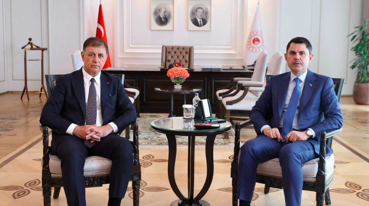 Özgür Özel'in partisine geçmeyeceği iddia edilmişti! Cemil Tugay'dan Bakan Kurum'a dikkat çeken ziyaret