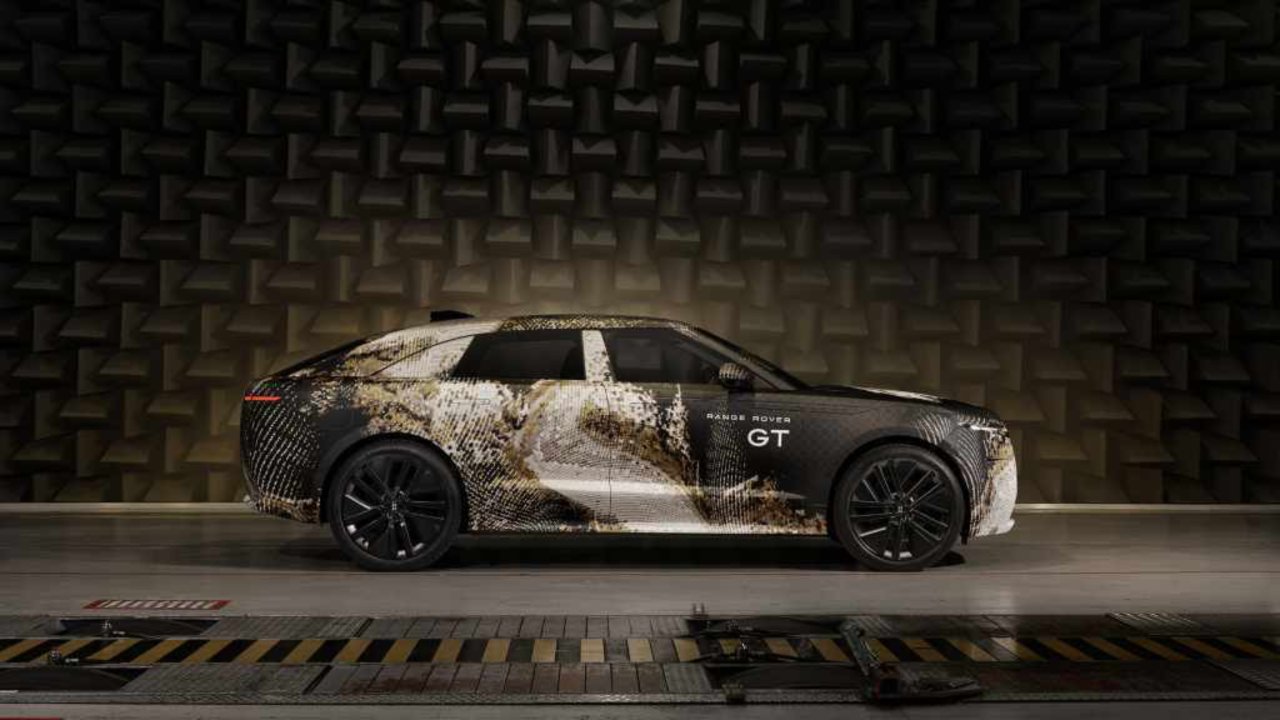 Range Rover ailesine yeni üye geliyor: Tam elektrikli Range Rover GT görücüye çıktı