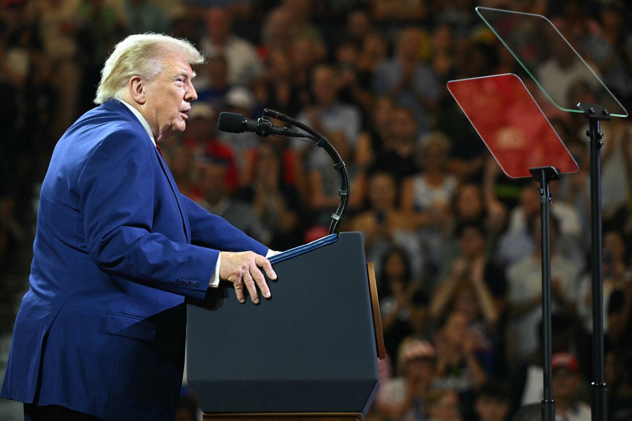 Trump konuşurken ilginç anlar! Seyircinin yaptığı hareketler gündem oldu