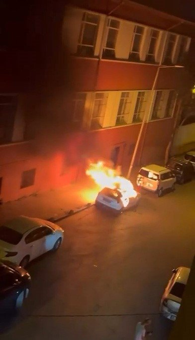 Alev topu mahalleliyi korkutmuştu! Park halindeki aracı yakan şüphenin 42 suç kaydı çıktı
