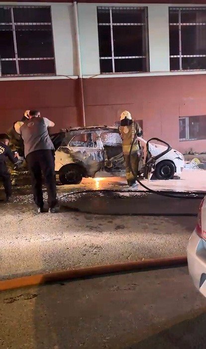 Alev topu mahalleliyi korkutmuştu! Park halindeki aracı yakan şüphenin 42 suç kaydı çıktı