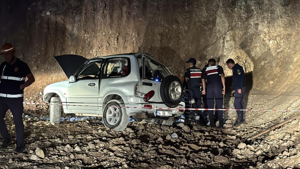 Ava giderken canlarından oldular! Cip, 15 metrelik uçuruma yuvarlandı