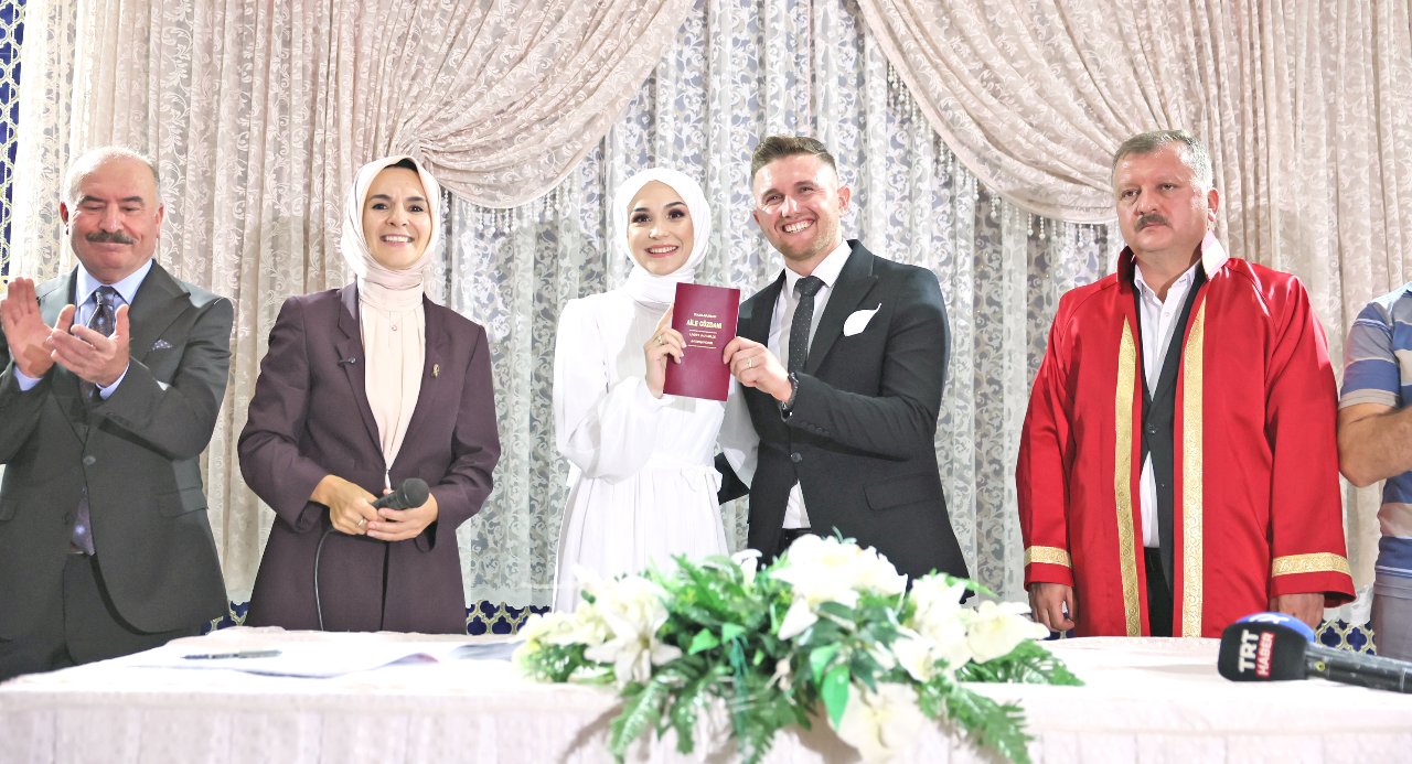 Bakan Göktaş: Evlilik yolculuğuna çıkan her gencin destekçisiyiz