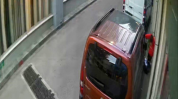 Bursada çocuktan çocuğa korkunç darp! Yere düşürdü, dakikalarca başını tekmeledi