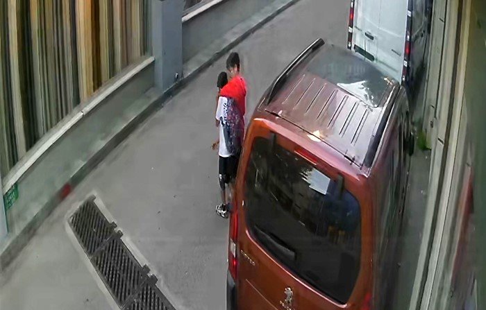 Bursada çocuktan çocuğa korkunç darp! Yere düşürdü, dakikalarca başını tekmeledi
