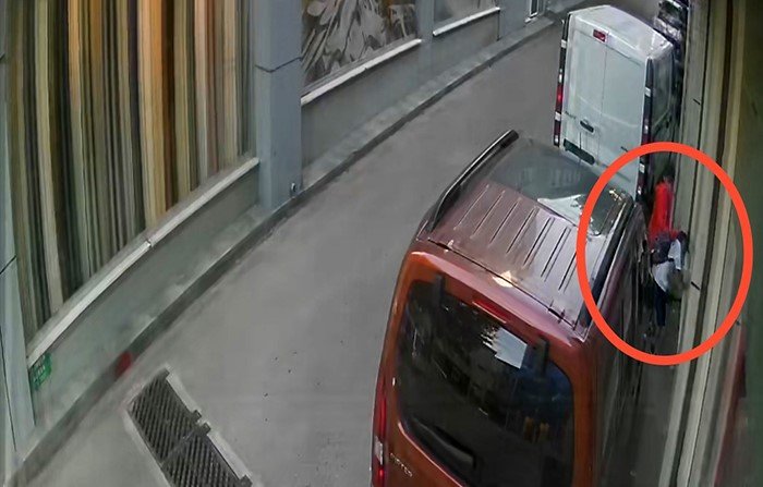 Bursada çocuktan çocuğa korkunç darp! Yere düşürdü, dakikalarca başını tekmeledi