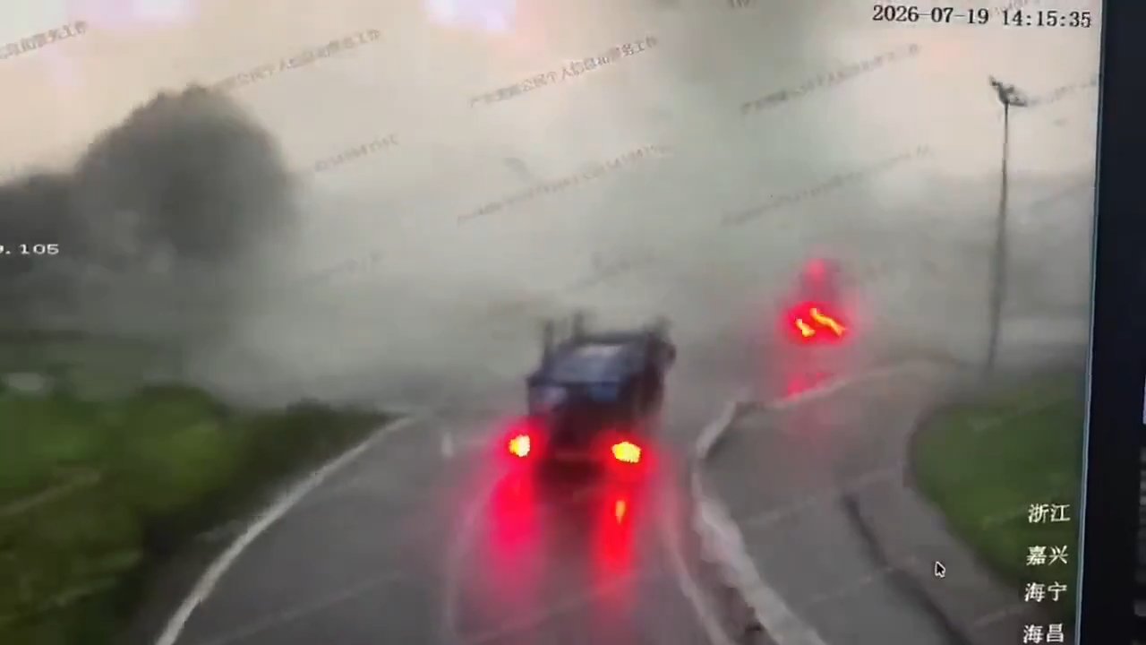 Çin'de Bavi Tayfunu alarmı! Seyir halindeki aracı havaya uçurdu, korku dolu anlar kamerada