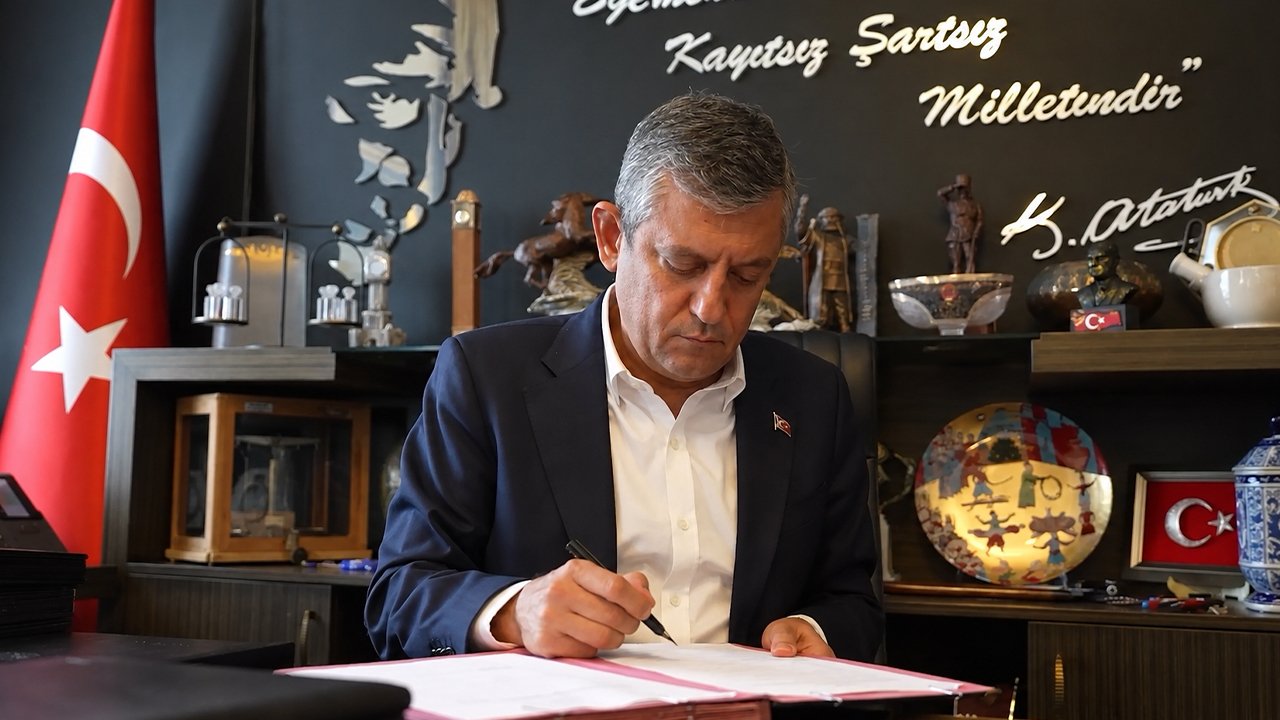 Özgür Özel ve 90 milletvekili CHP'den istifa etti