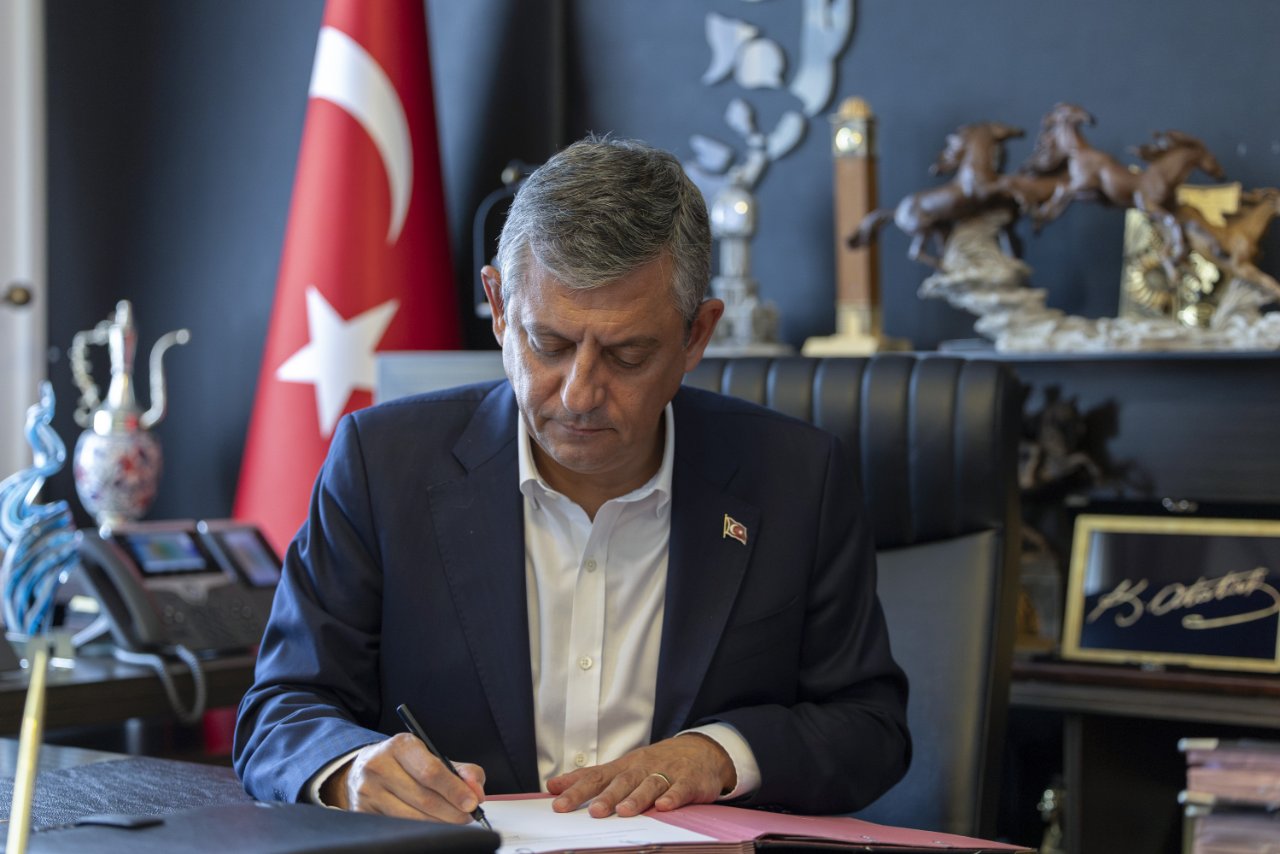 Özgür Özel ve 90 milletvekili CHP'den istifa etti