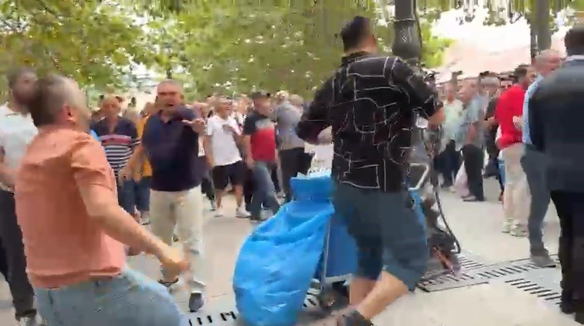 Özgür Özelin gittiği cami karıştı! Destekçileriyle tepki gösterenler birbirine girdi