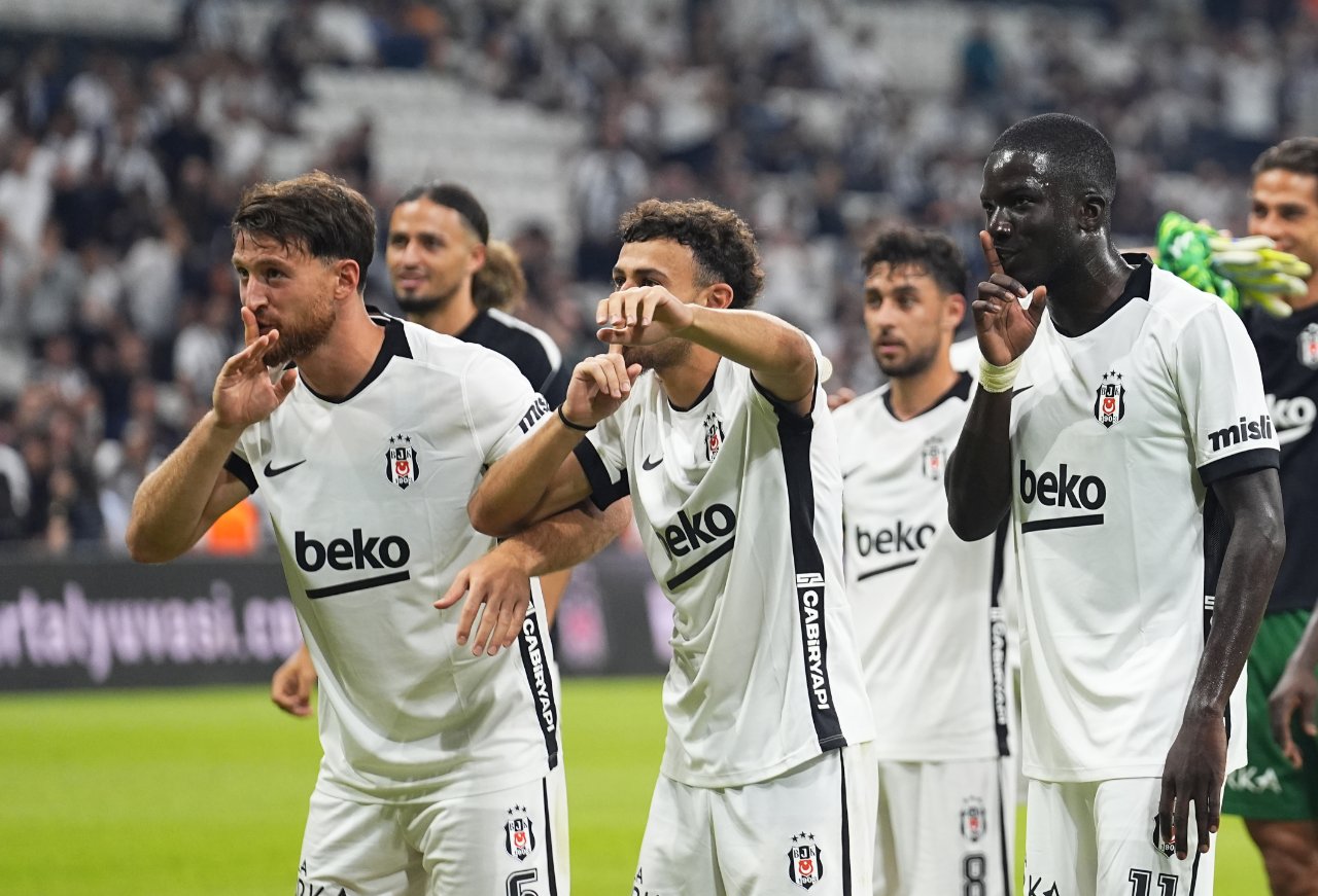 Beşiktaş oyuncuları galibiyetin ardından sevinç yaşadı.