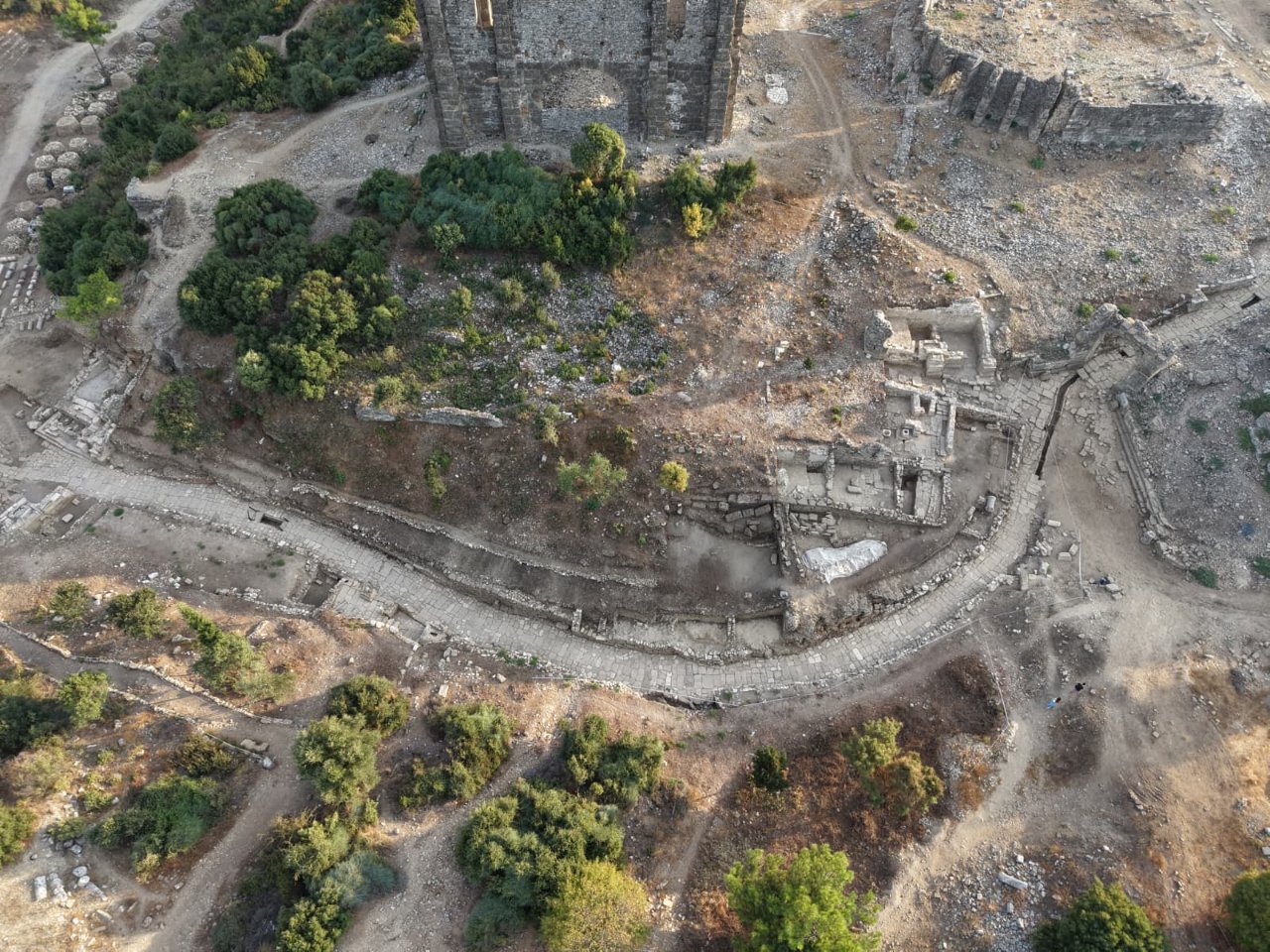 Aspendosta 2 bin yıllık tiyatro caddesi gün yüzüne çıktı