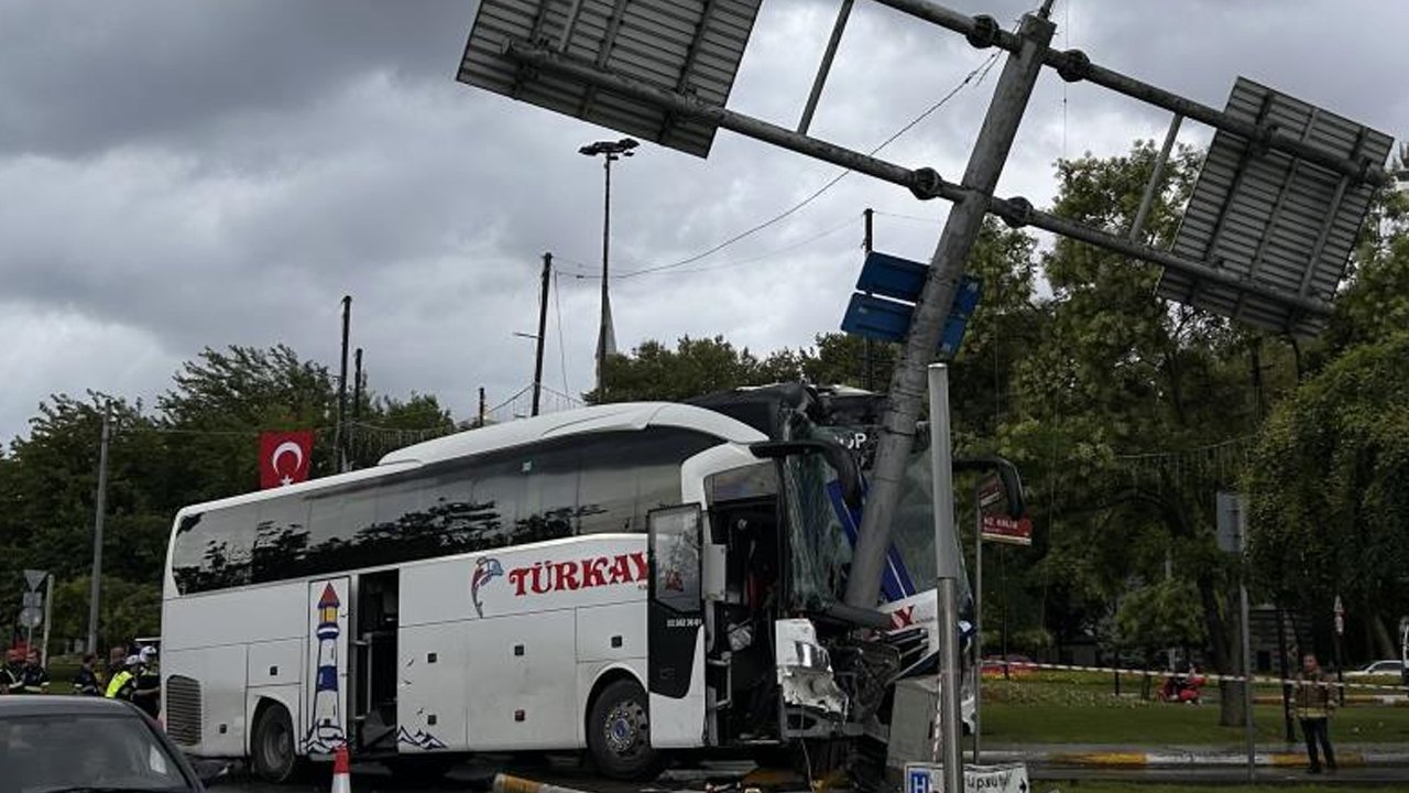 Eyüpsultan'da yolcu otobüsü ve otomobil çarpıştı: Yaralılar var