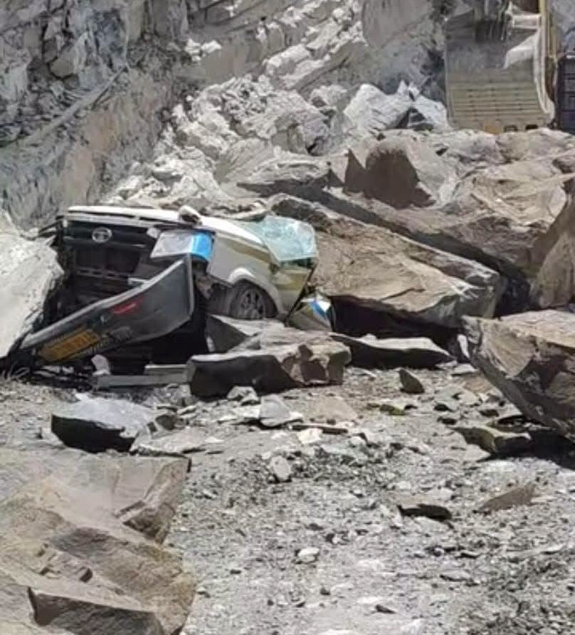 Hindistanda katliam gibi kaza! Taksi dev kayaların altında kaldı: 13 kişi oracıkta can verdi