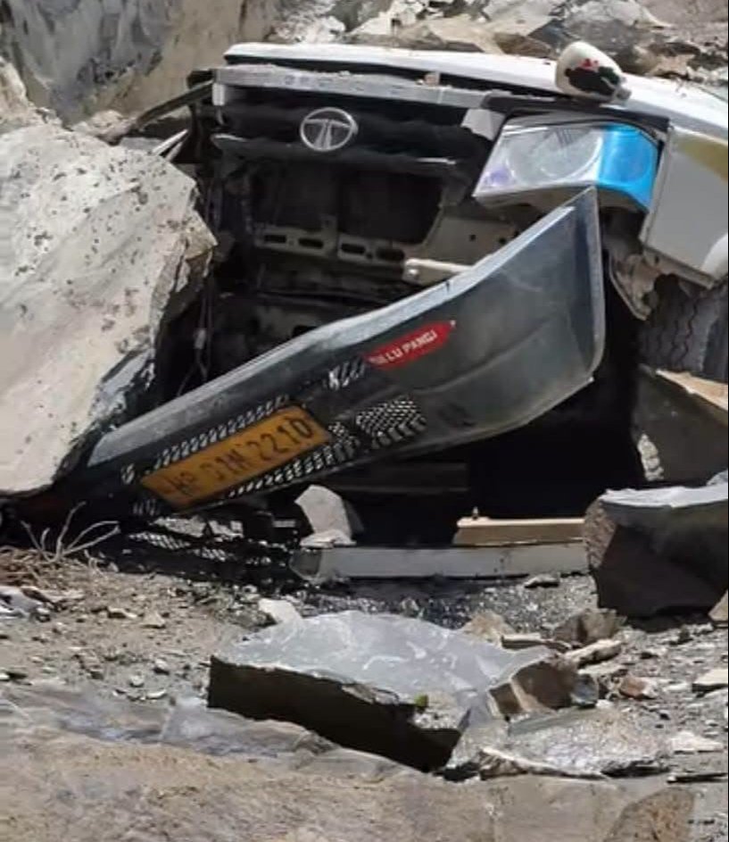 Hindistanda katliam gibi kaza! Taksi dev kayaların altında kaldı: 13 kişi oracıkta can verdi