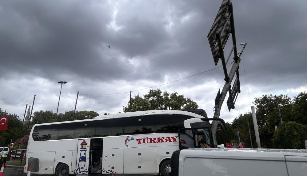 İstanbul Eyüpsultan'da yolcu otobüsü ve otomobil çarpıştı: Çok sayıda yaralı var