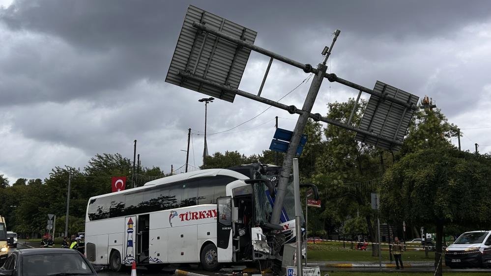 İstanbul Eyüpsultan'da yolcu otobüsü ve otomobil çarpıştı: Çok sayıda yaralı var