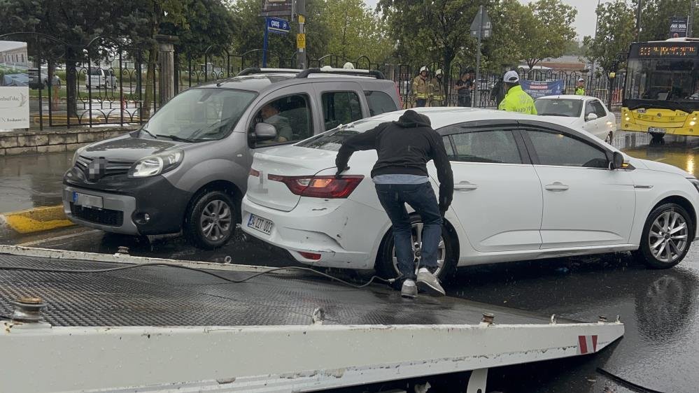 İstanbul Eyüpsultan'da yolcu otobüsü ve otomobil çarpıştı: Çok sayıda yaralı var