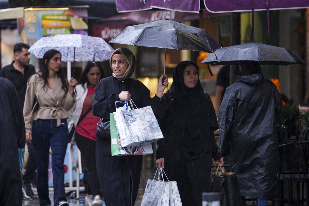 İstanbul sağanağa yakalandı! Sokakları su bastı, vatandaşlar alt geçitlere sığındı