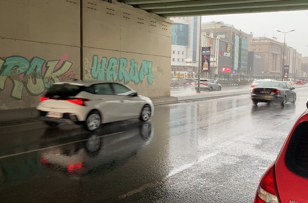 İstanbul sağanağa yakalandı! Sokakları su bastı, vatandaşlar alt geçitlere sığındı