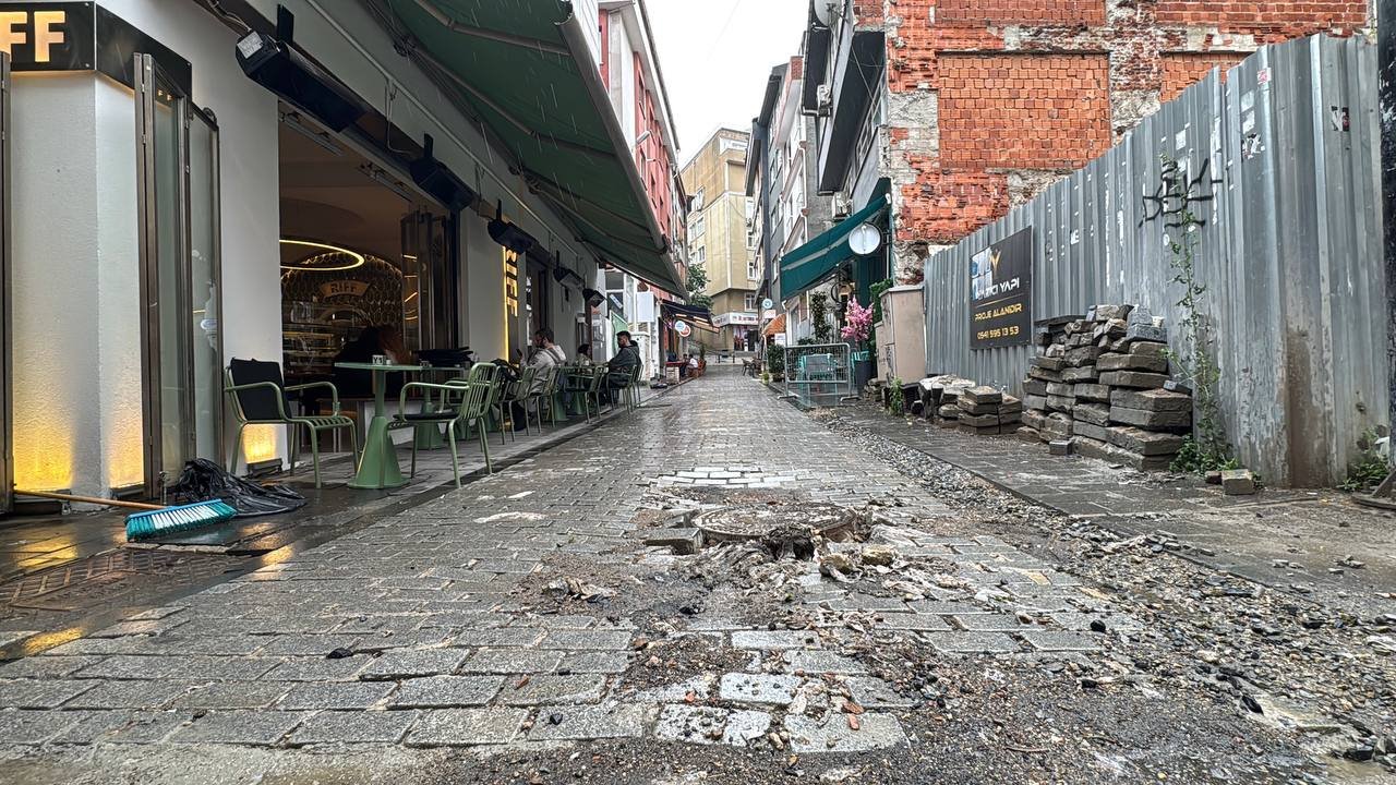 İstanbul sağanağa yakalandı! Sokakları su bastı, vatandaşlar alt geçitlere sığındı