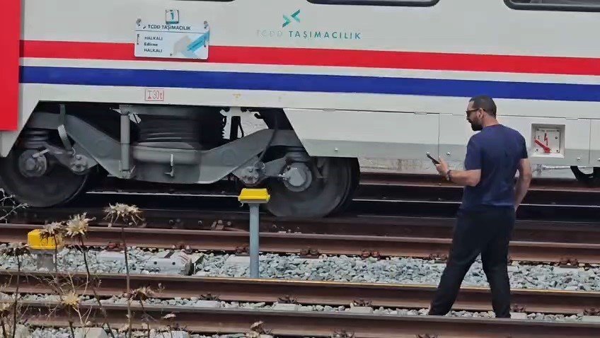 İstanbul seferini yapan yolcu treninde panik! Bir vagon raydan çıktı