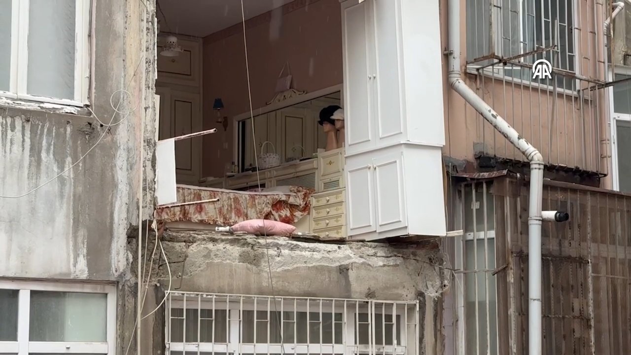 İstanbul'un göbeğinde yağmurla duvar yıkıldı! Yaşlı kadının hayatını 'yazlık tatili' kurtardı