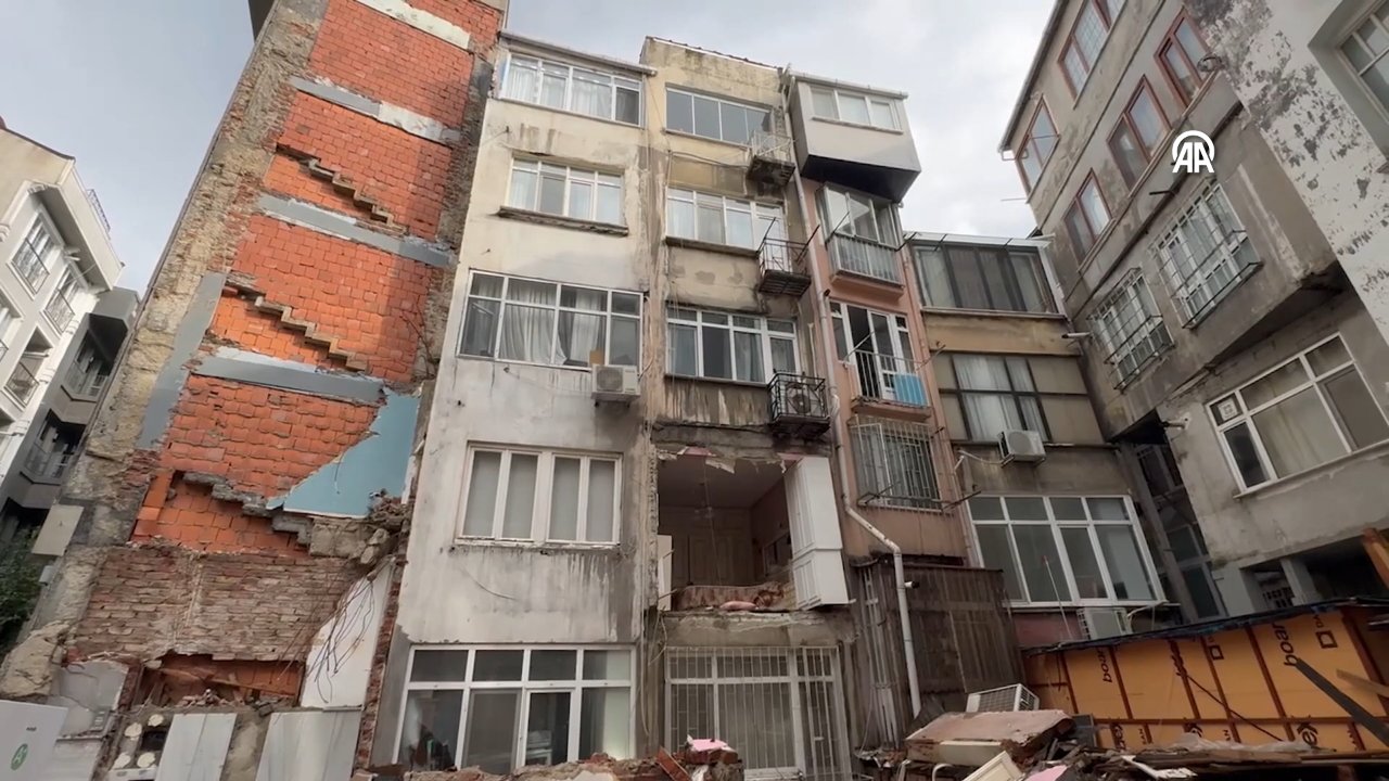İstanbul'un göbeğinde yağmurla duvar yıkıldı! Yaşlı kadının hayatını 'yazlık tatili' kurtardı