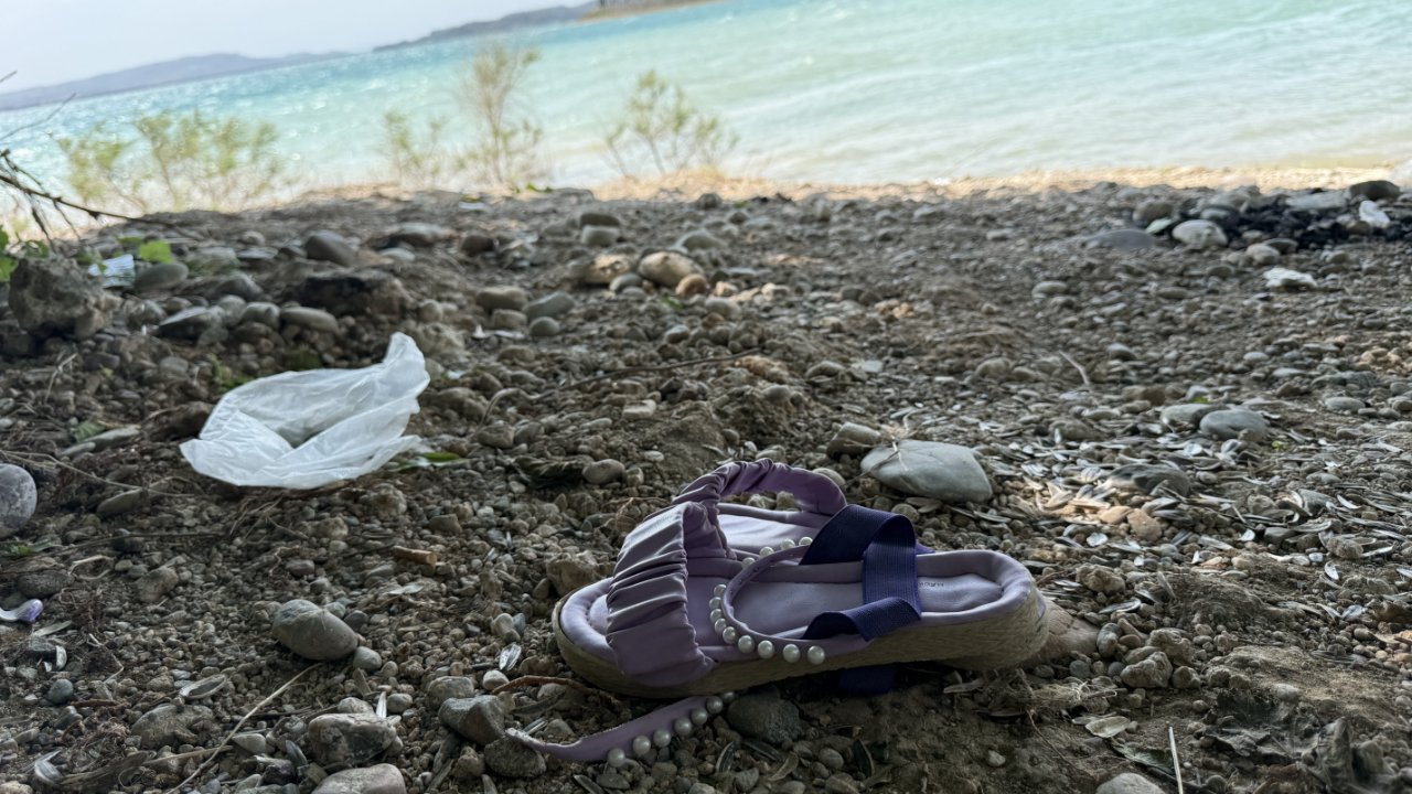 Kahreden ölüm! Çocuğunun terliğini almak için girdiği gölde can verdi