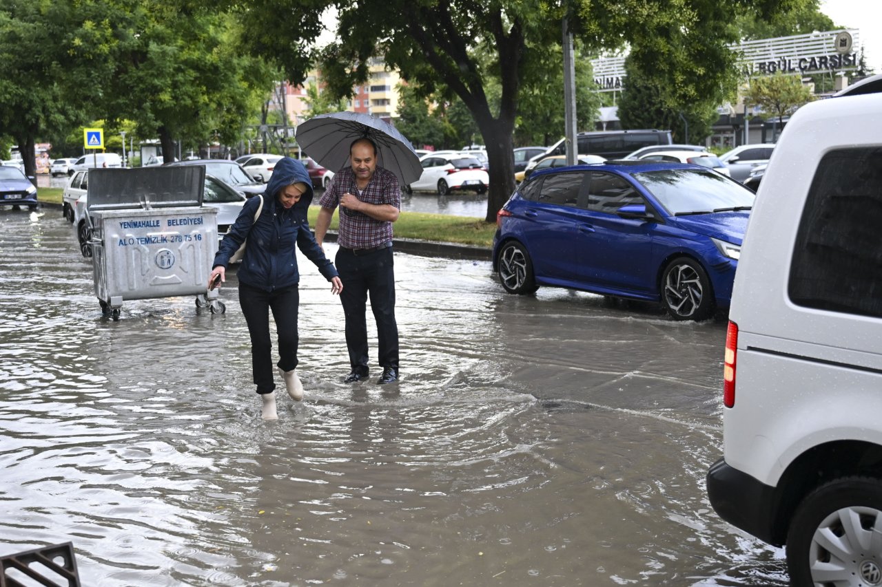 Meteoroloji ve AFAD uyarmıştı! İstanbul ve Ankarayı kuvvetli sağanak vurdu