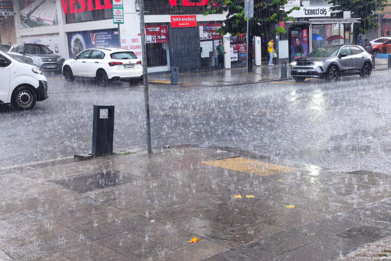 Meteoroloji ve AFAD uyarmıştı! İstanbul ve Ankara'yı kuvvetli sağanak vurdu