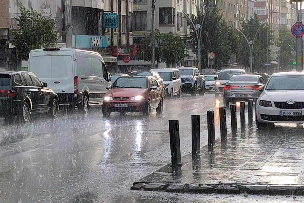 Meteoroloji ve AFAD uyarmıştı! İstanbul ve Ankara'yı kuvvetli sağanak vurdu