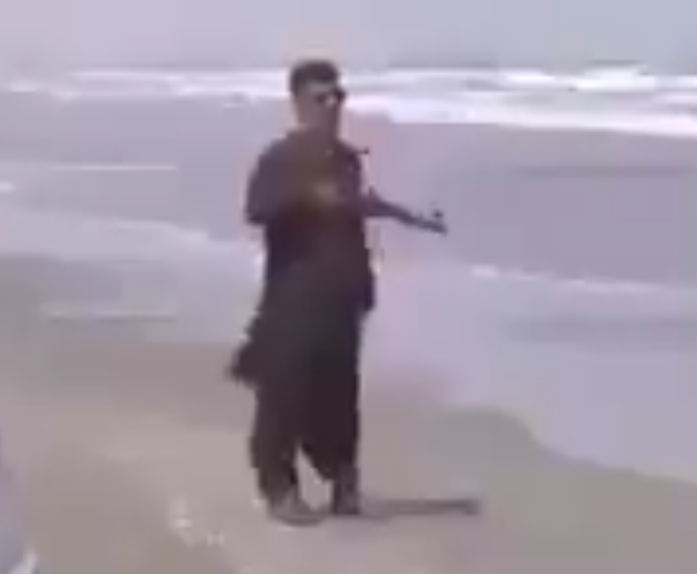 Silahını alan sahile koştu! Olası ABD kara saldırısına karşı İran halkı nöbette
