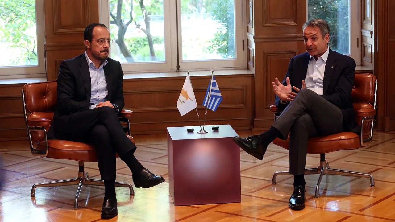 Politis gazetesi, BM Genel Sekreteri Guterres’in 27-29 Temmuz'da gerçekleştireceği ziyaretin öneminin arttığını belirterek temaslarda Kıbrıs sorunu, Türkiye-AB Gümrük Birliği’nin güncellenmesi, Avrupa savunması ve Türk-Yunan ilişkilerinin ortak bir müzakere zemini oluşturup oluşturamayacağının değerlendirileceğini aktardı. Gazeteye göre Hristodulidis ile Miçotakis arasındaki görüşmede de bu kritik süreç öncesinde Rum ve Yunan tarafının ortak tutumunun belirlenmesi hedefleniyor.