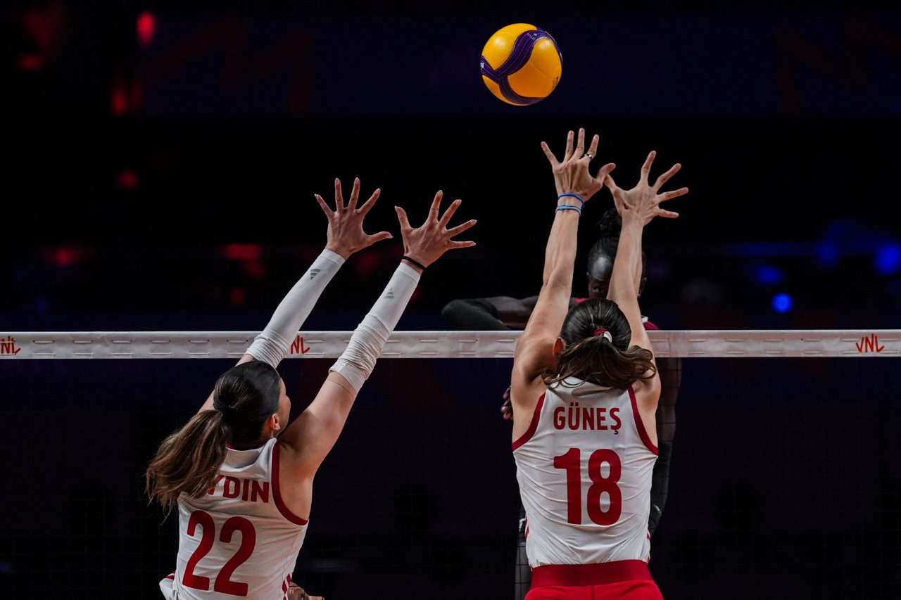 Türkiye-Çin voleybol maçı hangi kanalda, nereden izlenir? Filenin Sultanları yarı final maçı canlı yayın bilgileri
